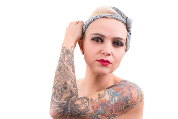 Молодая татуированная женщина смотрит в камеру — стоковое фото