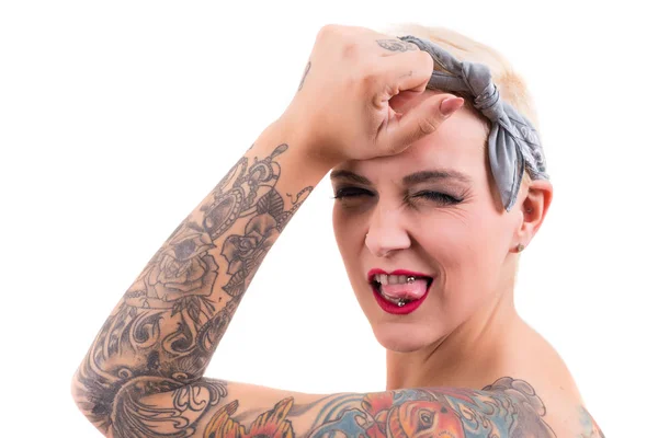Tätowierte Frau zeigt durchbohrte Zunge — Stockfoto