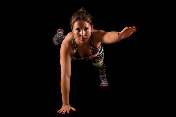 Ung kvinna motionerar — Stockfoto