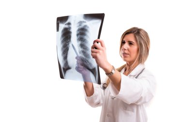 Doktor röntgene bakıyor.