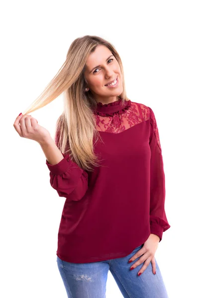 Kobieta stwarzających w czerwonej bluzce — Zdjęcie stockowe