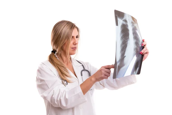 Doktor se dívá na rentgen — Stock fotografie