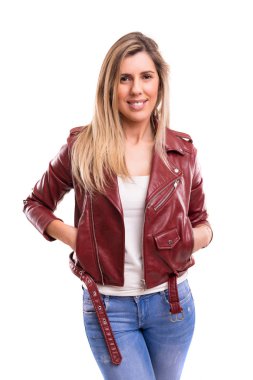 kırmızı deri ceketi giyen kadın 