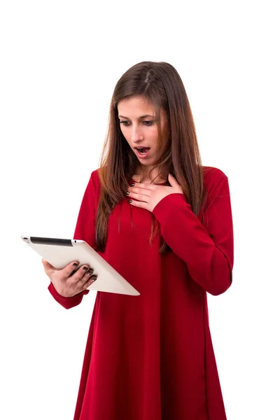 Verrast vrouw met tablet — Stockfoto