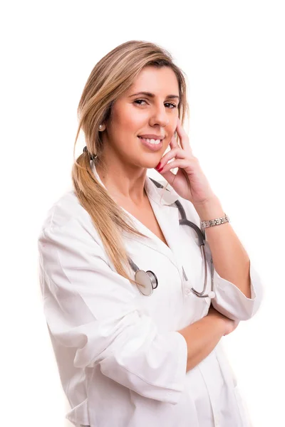 Bonito jovem médico posando — Fotografia de Stock