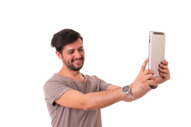 Stüdyoda poz veren genç adam