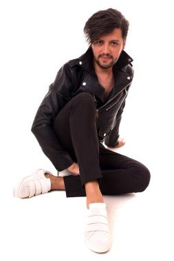 genç bir adam stüdyo çekim