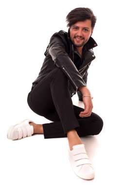 genç bir adam stüdyo çekim