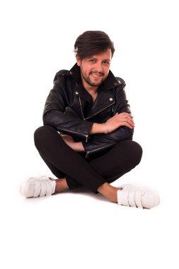 yakışıklı adam bağdaş kurup çömelme