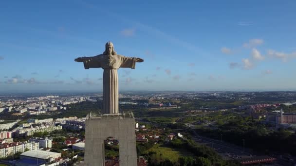 Ciudad Lisboa con monumento de Cristo Rey — Vídeo de stock