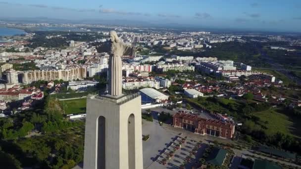 Ciudad Lisboa con monumento de Cristo Rey — Vídeo de stock