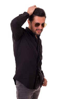 Stüdyoda poz veren adam