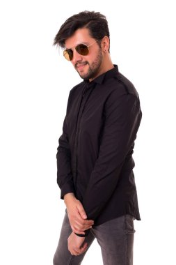 Stüdyoda poz veren adam