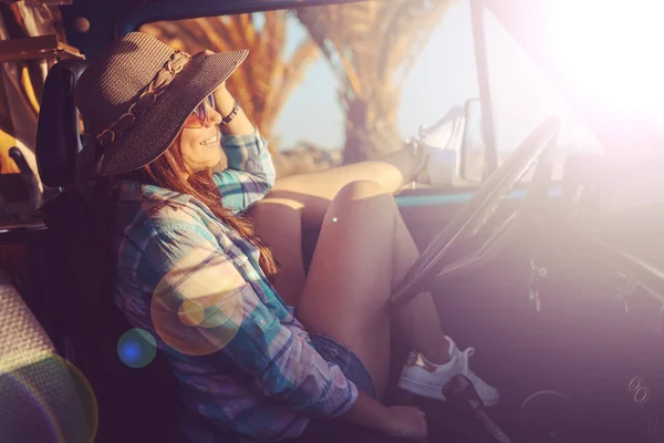 Jovem mulher viajando de carro — Fotografia de Stock