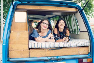 Genç kadınlar tarafından minivan seyahat