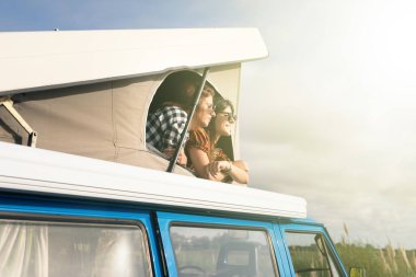 Genç kadınlar tarafından minivan seyahat