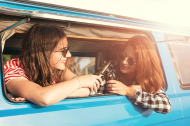 Genç kadınlar tarafından minivan seyahat