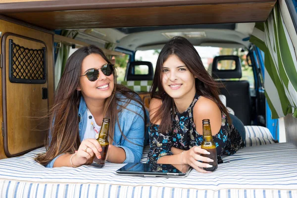 Genç kadınlar tarafından minivan seyahat