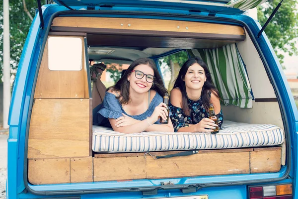 Genç kadınlar tarafından minivan seyahat