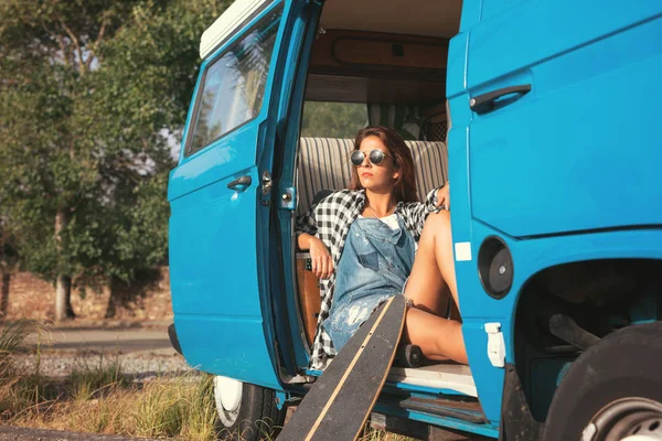 Arabayla seyahat eden genç kadın