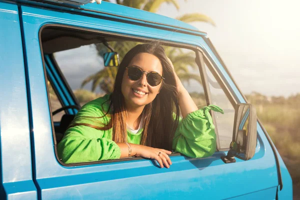 Jonge vrouw enjoing reizen met de auto — Stockfoto