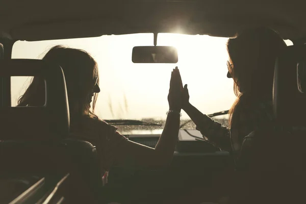 Jovens mulheres viajando de minivan — Fotografia de Stock