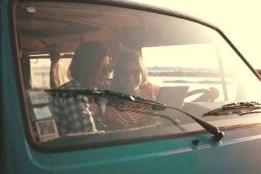 Genç kadınlar tarafından minivan seyahat
