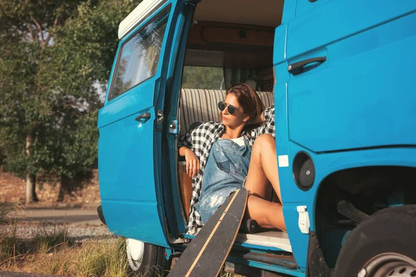 Arabayla seyahat eden genç kadın