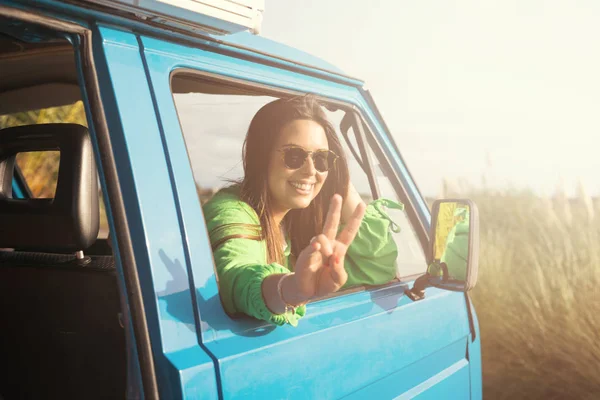 車で旅行する若い女性劇場版 — ストック写真