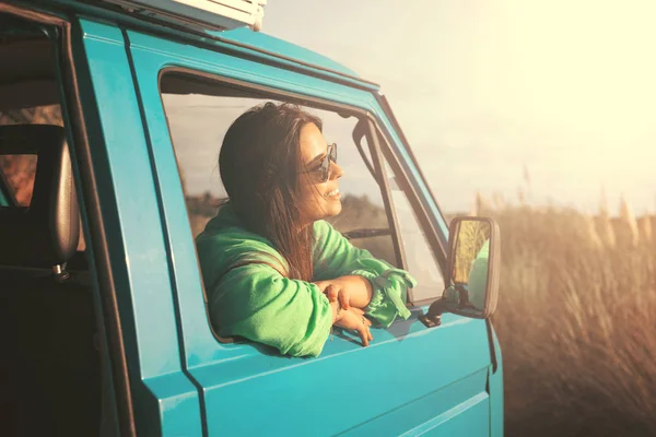 Araba ile seyahat genç kadın enjoing — Stok fotoğraf