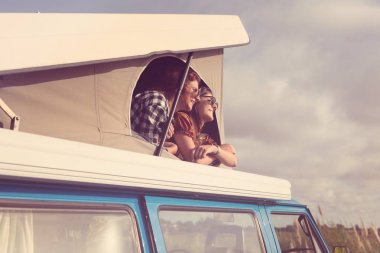 Genç kadınlar tarafından minivan seyahat