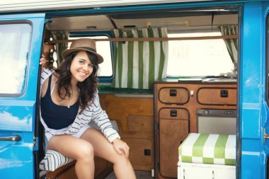 Güzel bir kadın enjoing bir gezi steyşın araba ile