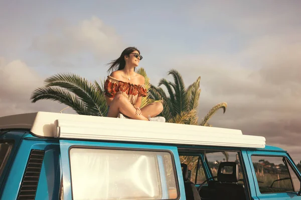 Arabayla seyahat eden genç kadın