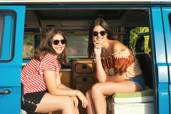Junge Frauen, die im Minivan unterwegs sind — Stockfoto