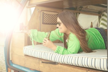 Araba ile seyahat genç kadın enjoing