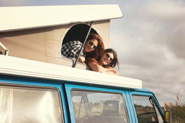 Genç kadınlar tarafından minivan seyahat