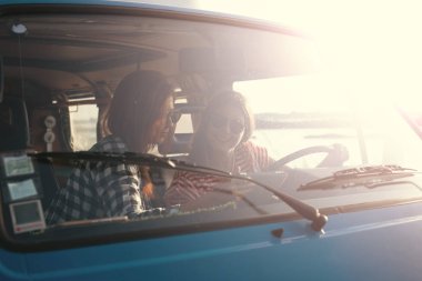 Genç kadınlar tarafından minivan seyahat