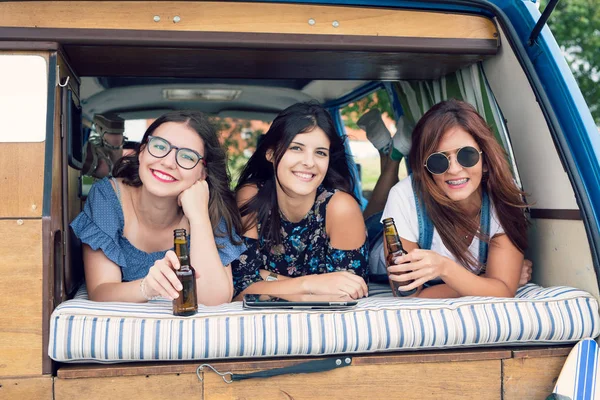 Unga kvinnor reser med minibuss — Stockfoto