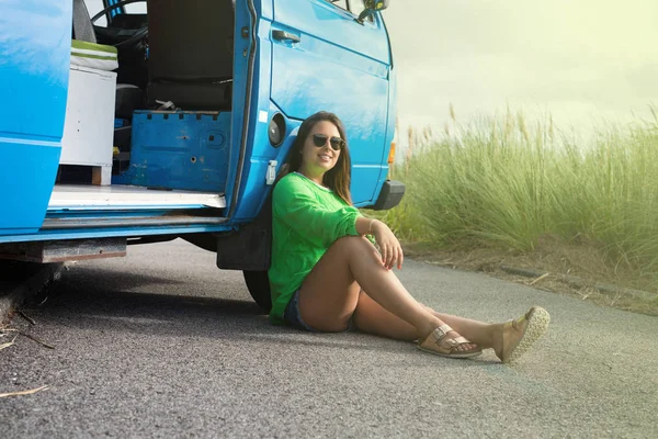 Mujer joven disfrutando de viajar en coche — Foto de Stock