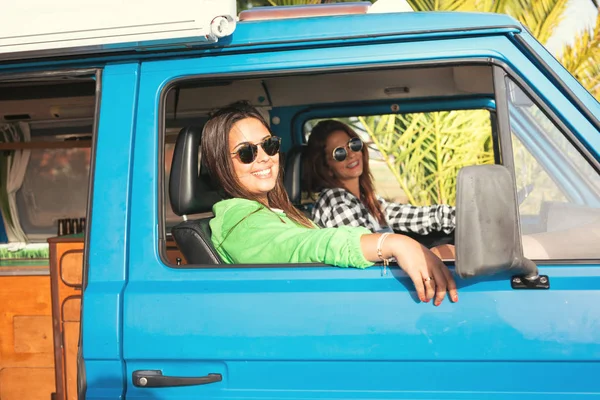 Genç kadınlar tarafından minivan seyahat