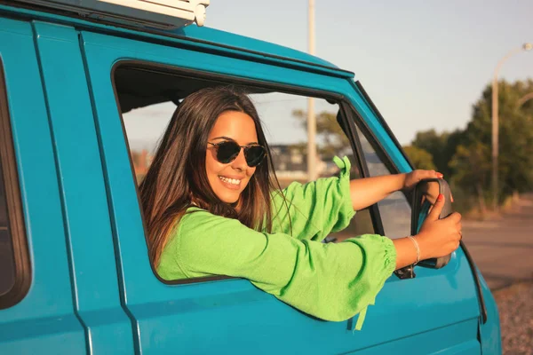 Jonge vrouw enjoing reizen met de auto — Stockfoto