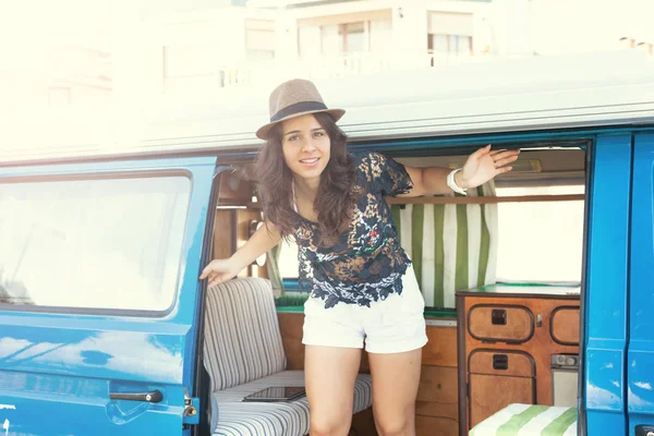 Mujer bonita disfrutando de un viaje en coche minivan — Foto de Stock