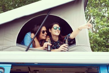 Genç kadınlar tarafından minivan seyahat