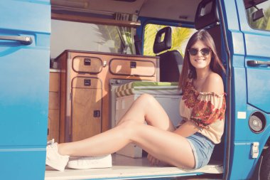 Arabayla seyahat eden genç hippi kadın