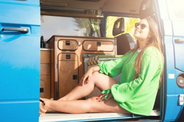 Araba ile seyahat genç kadın enjoing