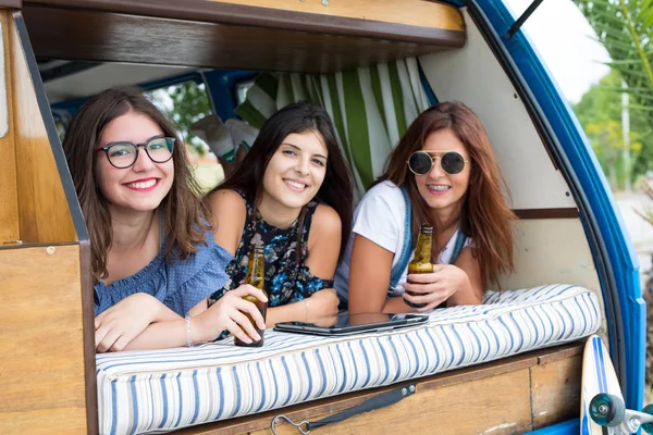 Jovens mulheres viajando de minivan — Fotografia de Stock
