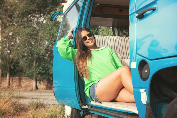 Jeune femme enjoing voyager en voiture — Photo