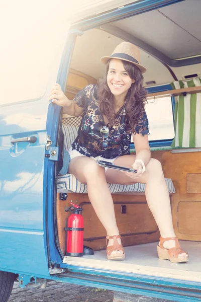 Mulher bonita desfrutando de uma viagem de carro minivan — Fotografia de Stock
