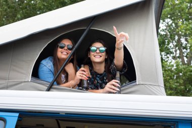 Genç kadınlar tarafından minivan seyahat