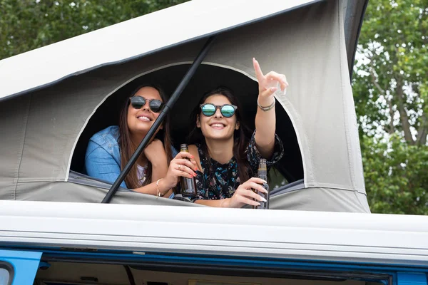 Genç kadınlar tarafından minivan seyahat
